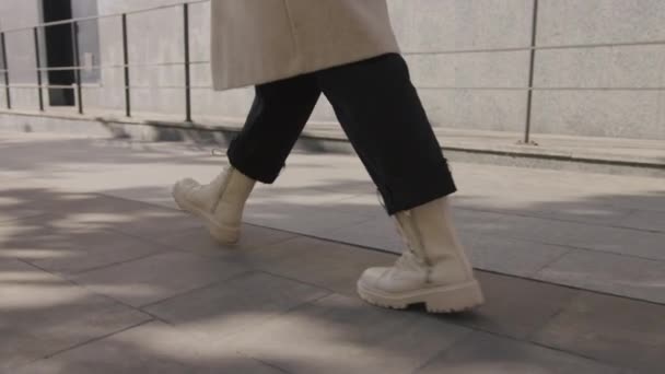 Levantarse de botas a la espalda de una mujer asiática caminando en un día soleado de otoño — Vídeos de Stock
