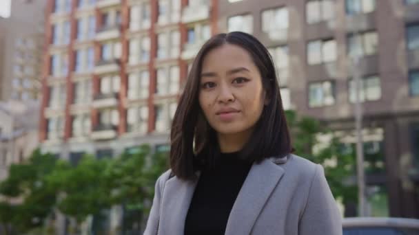 Jong volwassen aziatische vrouw portret in de stad straat — Stockvideo