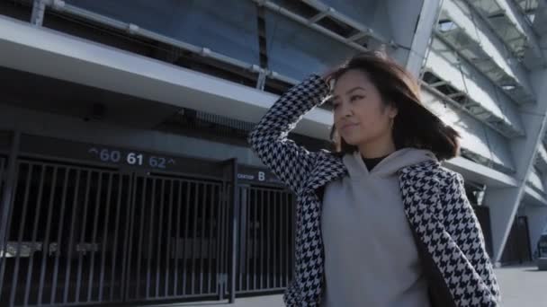 Caminata segura de una joven asiática en el centro de la ciudad — Vídeo de stock