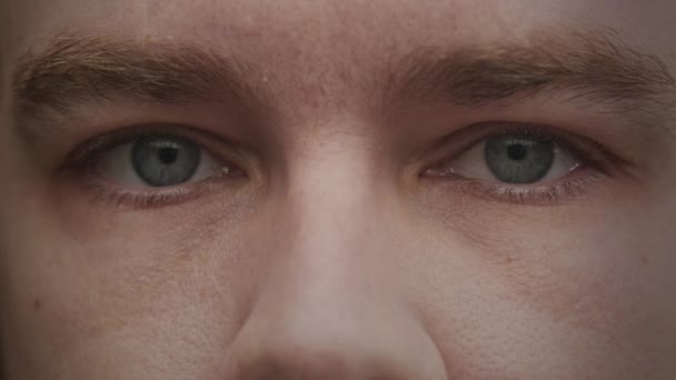 Primo piano di un uomo caucasico occhi azzurri che si aprono al rallentatore — Video Stock