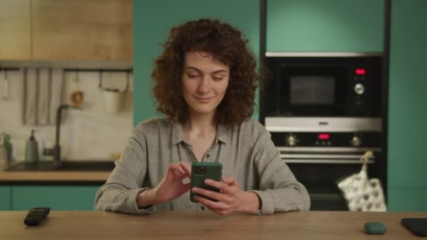 Молодые женщины различных реакций во время кражи на смартфоне в помещении — стоковое видео