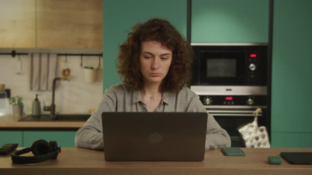 Jong twintiger jaren volwassen student verveeld werken op een laptop — Stockvideo