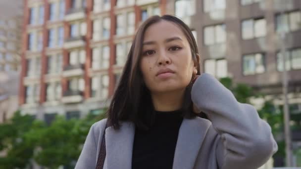Ung vuxen asiatisk kvinna porträtt i centrum av staden gatan — Stockvideo