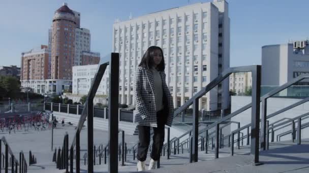Caminhada confiante de uma jovem mulher asiática adulta no centro da cidade — Vídeo de Stock