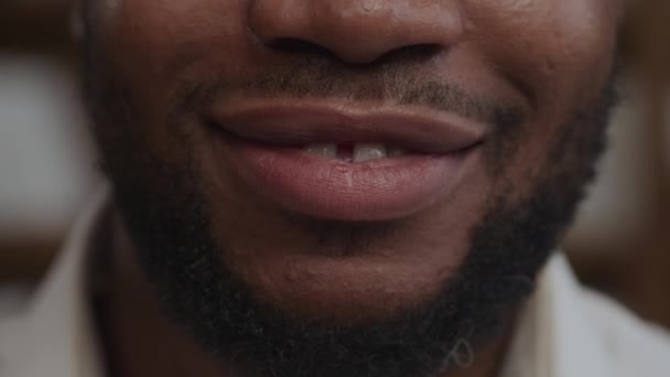 Щільна посмішка дорослого афроамериканця в екстремальному крупним планом в повільному русі — стокове відео