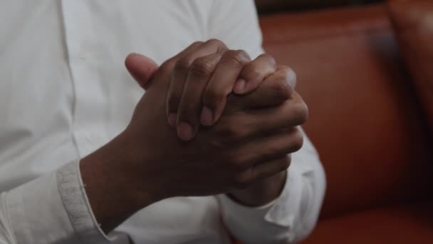 Zblízka muži ruce rozmačkané v úlevě ve zpomaleném filmu — Stock video