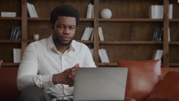 Портрет афроамериканського бізнесмена перед ноутбуком — стокове відео
