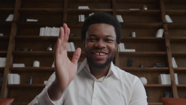 POV van een volwassen Afrikaans-Amerikaanse man begroeting en praten op een conferentie video gesprek met familie — Stockvideo