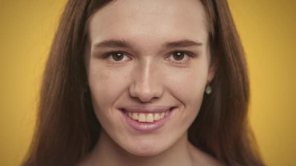 Extremo primer plano de una joven mujer adulta caucásica sonriente — Vídeos de Stock