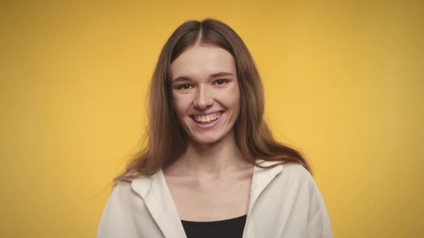 Jong volwassen Kaukasische vrouw is lachen op een helder gele achtergrond — Stockvideo