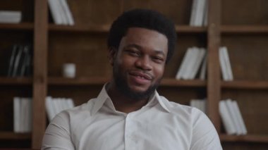 İçerde gülümseyen genç bir iş adamının portresi.