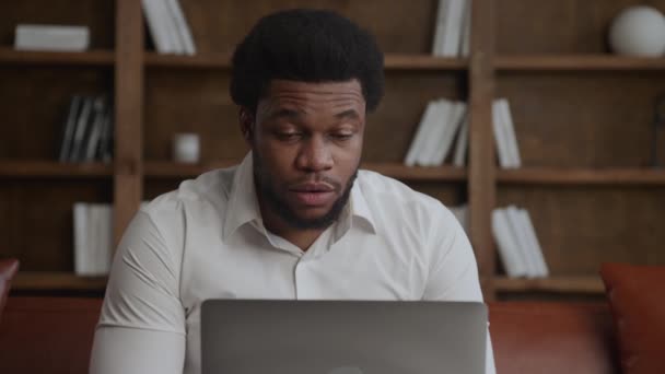Задумчивый бизнесмен, получающий плохие новости о крахе крипторынка на своем ноутбуке — стоковое видео