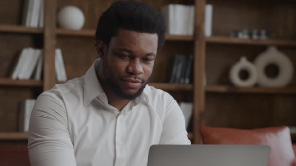 Jovem empreendedor adulto trabalhando em um laptop em seu escritório — Vídeo de Stock