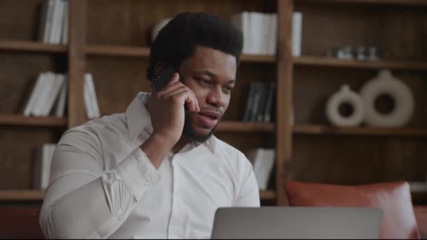 Joven emprendedor adulto conseguir oferta de trabajo en una llamada telefónica — Vídeo de stock