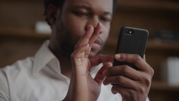 Extremo Primer Plano Una Mano Deslizando Teléfono Inteligente Oficina Interior — Vídeos de Stock