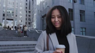 Şehirdeki genç bir iş kadınının portresi.