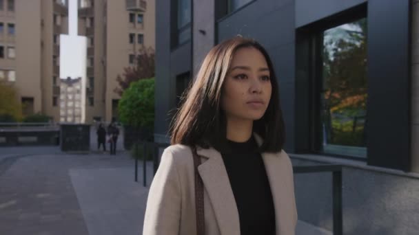 Close-up portret van een jong volwassen aziatische vrouw wandelen in de stad — Stockvideo