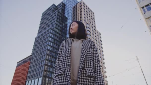 市中心区一名年轻的亚裔成年女子的低角度肖像 — 图库视频影像