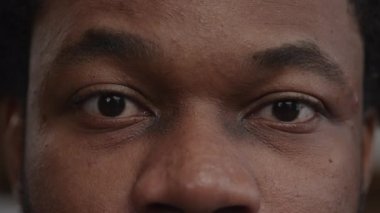 Şaşırmış bir Afrikalı-Amerikalı adamın gözlerinden iyi haberler geliyor.