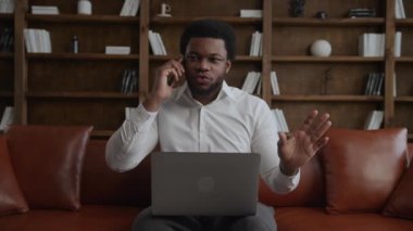 Genç iş adamı ofisinde iş görüşmesi yapıyor.