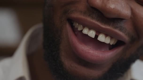 Sonrisa sincera de un hombre afroamericano adulto en un primer plano extremo en cámara lenta — Vídeo de stock