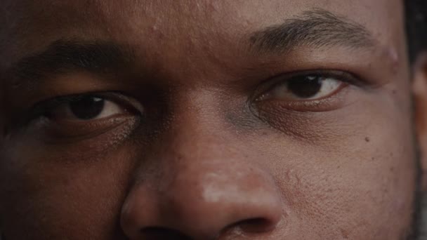 Extremo close-up de um homem olhos abrindo em câmera lenta — Vídeo de Stock