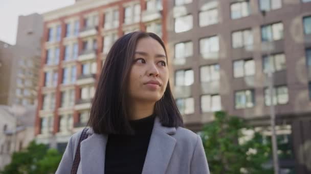 Уверенный портрет деловой женщины на городской улице — стоковое видео