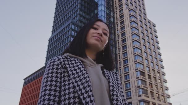 Ritratto di una donna d'affari sotto un grattacielo — Video Stock