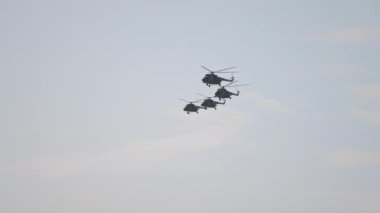 Gökyüzünde uçan 4 Ukrayna Ordusu MI-8 helikopterinden oluşan bir grup.