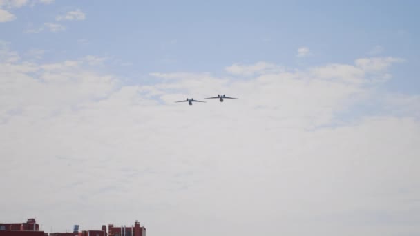 Oekraïense luchtmacht vliegtuigen passeren over de camera tijdens een 30e Onafhankelijkheidsparade in Kiev — Stockvideo