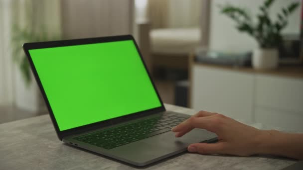 白人妇女用手在笔记本电脑触摸板上滑动，触摸板上有彩色键绿色屏幕 — 图库视频影像