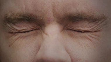 Gözler keder içinde kapalı ve ağır çekimde açık