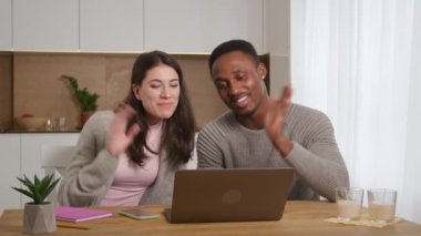 Genç bir çift, arkadaşlarıyla çevrimiçi konferans videosu görüşmesi yapıyor.