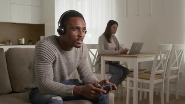 Unga vuxna par grälar om online-konsol spel hemma — Stockvideo