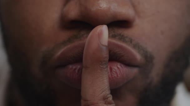 Extremo primer plano de un signo bastante usando labios y dedo índice — Vídeos de Stock