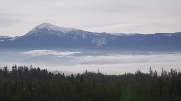 Panoramautsikt över den snöiga bergsryggen med kamera som sakta panorerar från vänster till höger — Stockvideo