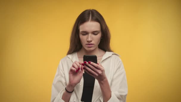 Joven adulto mujer caucásica está recibiendo una oferta de trabajo en un fondo amarillo brillante — Vídeos de Stock