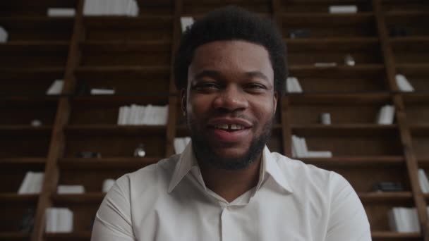 POV shot van een jonge volwassen man groeten en lachen tijdens een video conference call — Stockvideo
