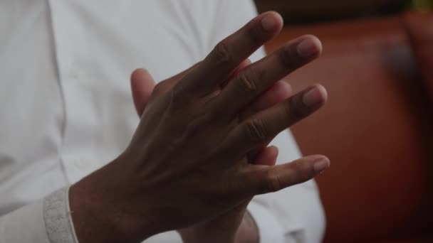 Κοντινό πλάνο των mans χέρια συνθλίβονται στην ανακούφιση σε αργή κίνηση — Αρχείο Βίντεο