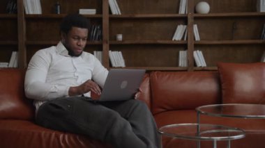 Düşünceli bir işadamı, dairesindeki bilgisayarından kötü haberler alıyor.