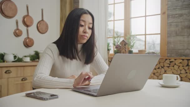 Varias expresiones faical por una mujer adulta joven mientras que las compras en línea en su computadora portátil — Vídeos de Stock