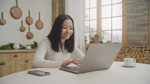 Fiatal húszas éveiben járó nő jó híreket kapott a laptopján. — Stock videók