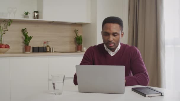 Emocionado afro-americano cara recebendo boas notícias no laptop — Vídeo de Stock