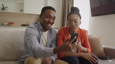 Afrika kökenli Amerikalı çift, arkadaşlarıyla telefon görüşmeleri yapıyor.