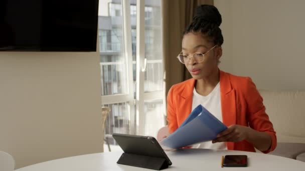 Mladá africká americká žena diskutuje o své zprávě o videokonferenční hovor z domácí kanceláře — Stock video