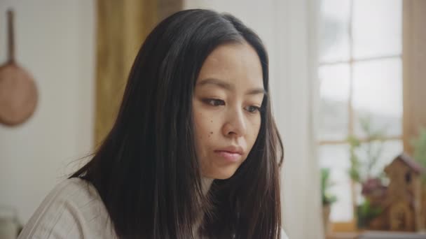 Primer plano de un 20s asiático mujer trabajando en interior — Vídeo de stock