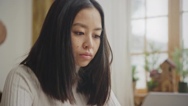 Detailní záběr portrét asijské ženy 20. let pracuje na svém notebooku — Stock video