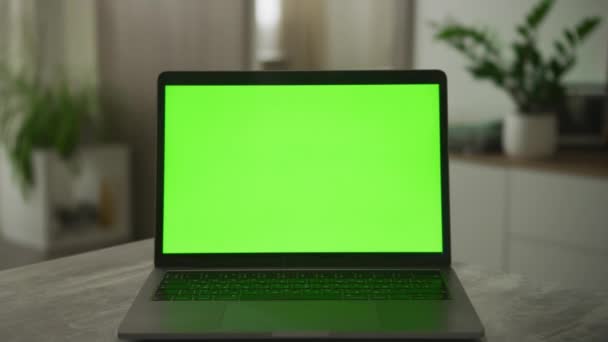 Zoom óptico lento en una pantalla de computadora portátil con un cromakey verde en ella — Vídeo de stock