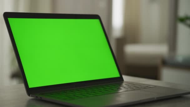 Zoom óptico lento desde un portátil con pantalla verde en el apartamento — Vídeo de stock