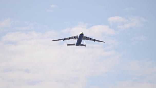 Dünyanın en büyük kargo uçaklarından biri Kyiv Ukrayna 'da görüldü. — Stok video